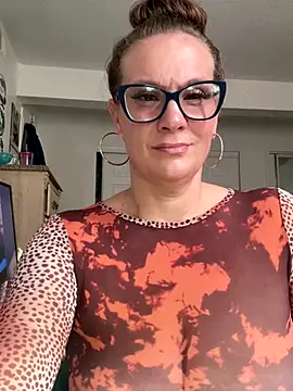 Ariasweetaspie online show from November 26, 2025, 7:48 pm