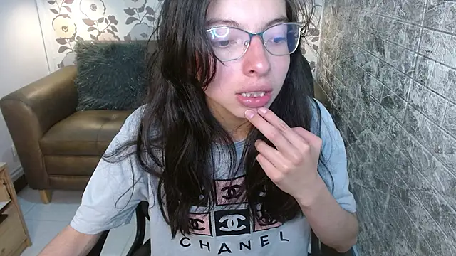 Snapshot of alllyson_ chatting on September 19, 2025, 7:47 pm alllyson  online show from September 19, 2025, 7:47 pm