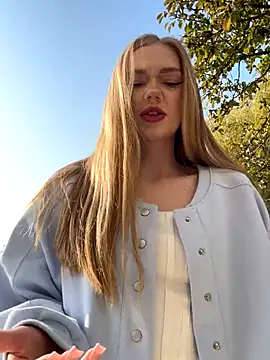 MilaMoone online show from November 8, 2025, 11:21 am