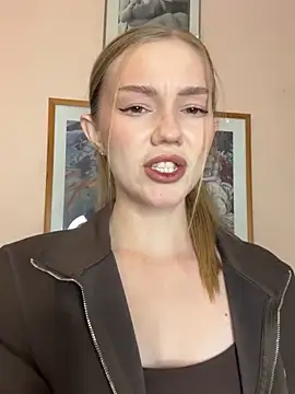 MilaMoone online show from December 5, 2025, 2:14 pm