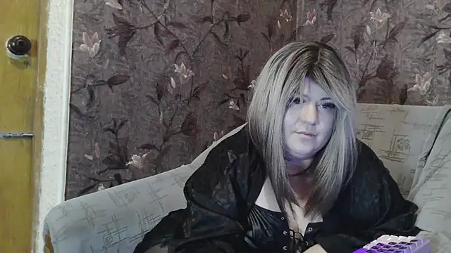 YuliiaSan online show from April 21, 2026, 5:50 pm