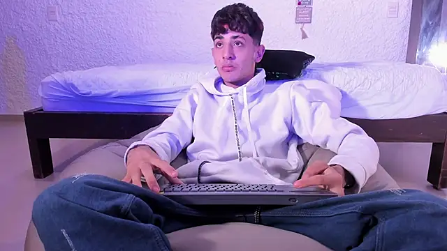 Snapshot of j_martony chatting on October 1, 2025, 11:49 am j martony online show from October 1, 2025, 11:49 am