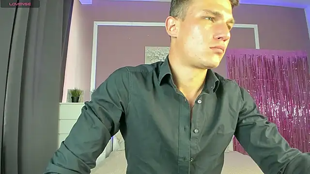 Snapshot of AdamGold01 chatting on September 18, 2025, 8:16 am AdamGold01 online show from September 18, 2025, 8:16 am