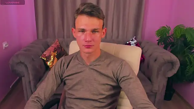 Snapshot of AdamGold01 chatting on September 21, 2025, 1:46 pm AdamGold01 online show from September 21, 2025, 1:46 pm