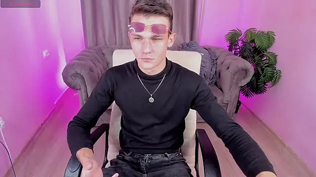 Snapshot of AdamGold01 chatting on September 28, 2025, 1:38 pm AdamGold01 online show from September 28, 2025, 1:38 pm