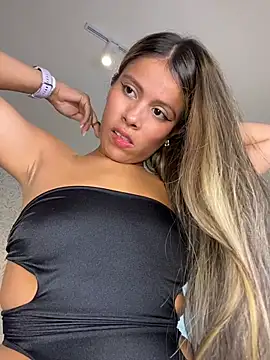 EMILIIA RICHTER   online show from December 4, 2025, 7:44 pm