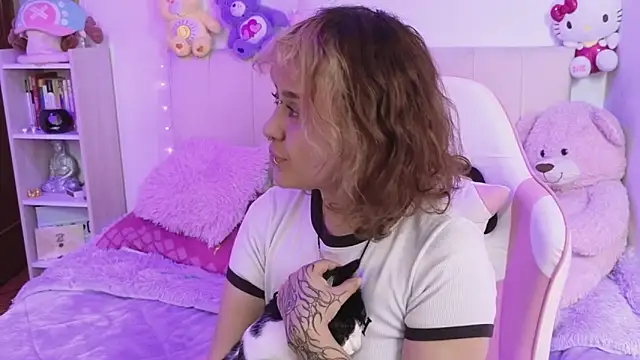 NekoWaifu online show from May 6, 2026, 2:22 pm