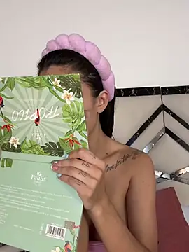 Snapshot of MiaKane99 chatting on November 1, 2025, 9:06 pm MiaKane99 online show from November 1, 2025, 9:06 pm