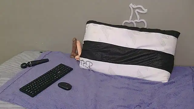 Serafynn online show from February 5, 2026, 7:35 am