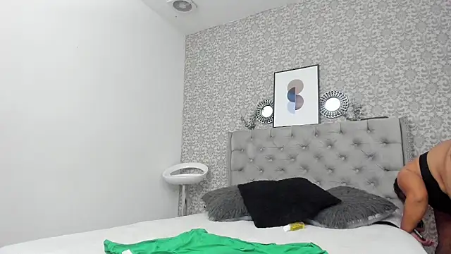 Hanna Marshall  online show from September 24, 2025, 11:24 am