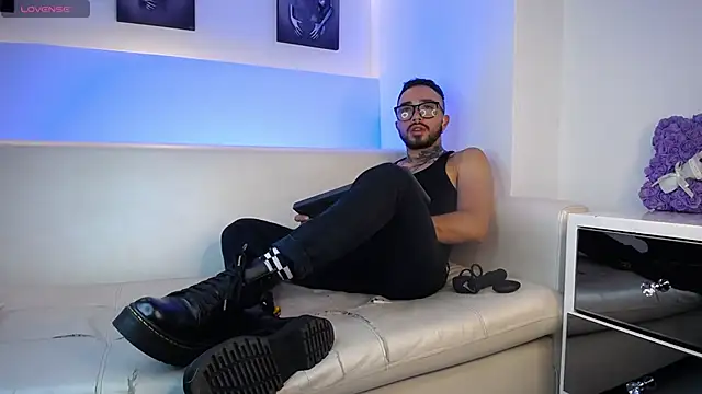 KevinWolf online show from September 18, 2025, 4:03 am