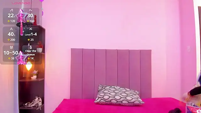 HoollyHendrix online show from October 6, 2025, 8:06 pm