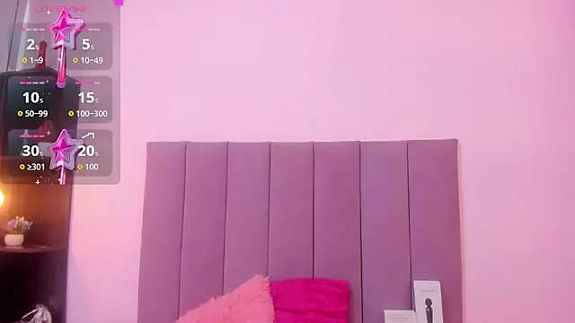 HoollyHendrix online show from October 15, 2025, 8:09 pm