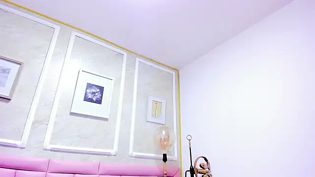 HoollyHendrix online show from December 22, 2025, 8:28 pm