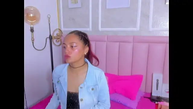 HoollyHendrix online show from March 17, 2026, 10:02 pm