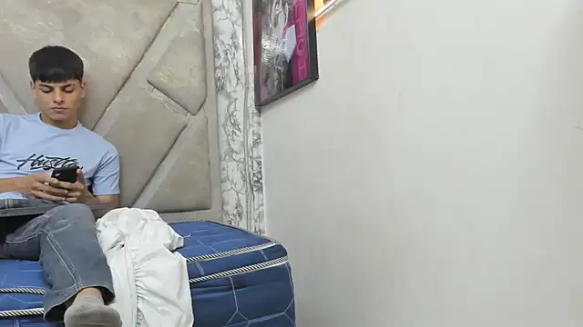 Snapshot of Logan_Jhonson chatting on October 19, 2025, 3:07 am Logan Jhonson online show from October 19, 2025, 3:07 am