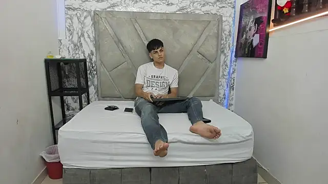 Snapshot of Logan_Jhonson chatting on October 24, 2025, 2:19 am Logan Jhonson online show from October 24, 2025, 2:19 am