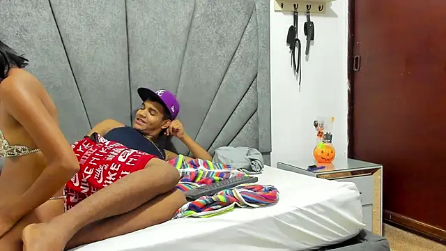 DaphnerANDrogerrr online show from October 6, 2025, 12:24 pm