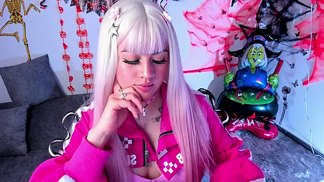 Snapshot of lilielou_ chatting on October 29, 2025, 9:27 pm lilielou online show from October 29, 2025, 9:27 pm