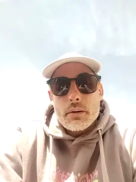 Snapshot of LeLoup49 chatting on March 29, 2026, 10:59 am LeLoup49 online show from March 29, 2026, 10:59 am