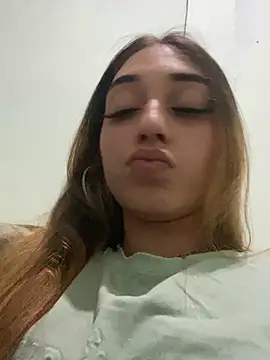 loirinhaaa online show from November 23, 2025, 1:38 am