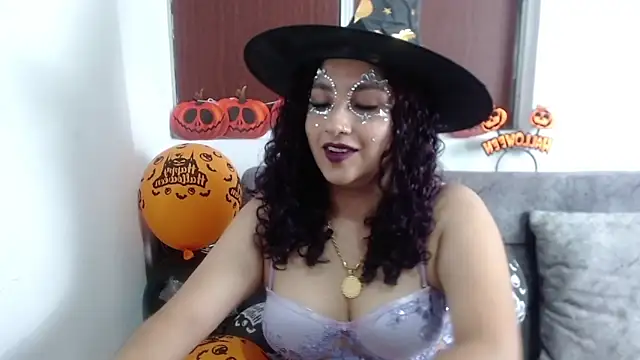 Snapshot of Gia_Dior chatting on October 31, 2025, 10:44 pm Gia Dior online show from October 31, 2025, 10:44 pm