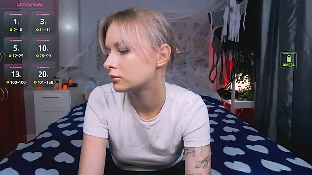 Snapshot of LunaLuxxy chatting on October 10, 2025, 3:55 pm LunaLuxxy online show from October 10, 2025, 3:55 pm