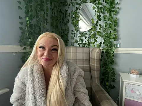 Snapshot of BonnyDesire chatting on October 25, 2025, 1:18 pm BonnyDesire online show from October 25, 2025, 1:18 pm