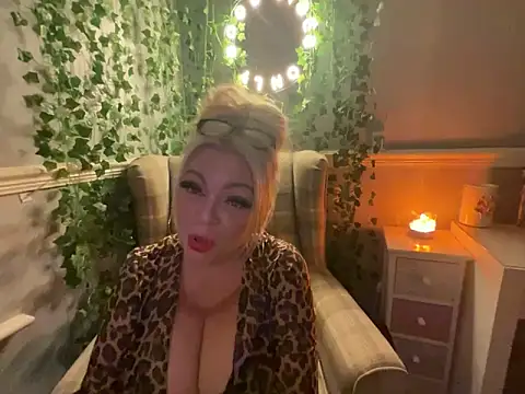 Snapshot of BonnyDesire chatting on October 27, 2025, 8:24 pm BonnyDesire online show from October 27, 2025, 8:24 pm