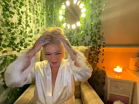 Snapshot of BonnyDesire chatting on October 28, 2025, 8:00 pm BonnyDesire online show from October 28, 2025, 8:00 pm