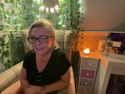 Snapshot of BonnyDesire chatting on November 10, 2025, 7:35 pm BonnyDesire online show from November 10, 2025, 7:35 pm