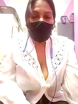 HEENA STRIP online show from September 18, 2025, 9:50 pm