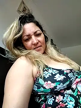 Snapshot of Lunita86 chatting on October 25, 2025, 2:24 pm Lunita86 online show from October 25, 2025, 2:24 pm