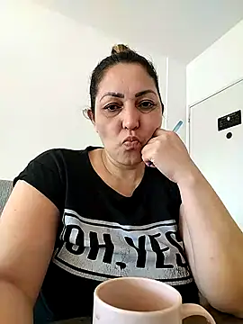Lunita86 online show from April 24, 2026, 12:51 pm