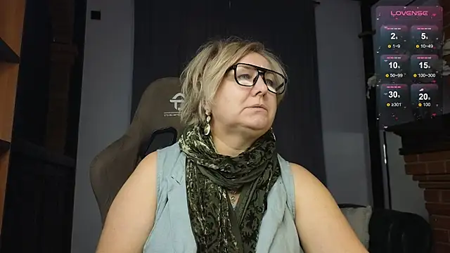 Snapshot of Marta_Wils chatting on October 21, 2025, 2:23 am Marta Wils online show from October 21, 2025, 2:23 am