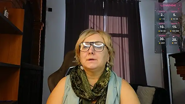 Snapshot of Marta_Wils chatting on October 25, 2025, 4:20 am Marta Wils online show from October 25, 2025, 4:20 am