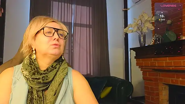 Snapshot of Marta_Wils chatting on October 27, 2025, 3:43 am Marta Wils online show from October 27, 2025, 3:43 am