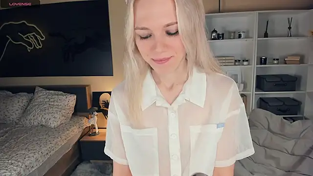 Snapshot of DianeHonnette chatting on October 5, 2025, 7:23 pm DianeHonnette online show from October 5, 2025, 7:23 pm