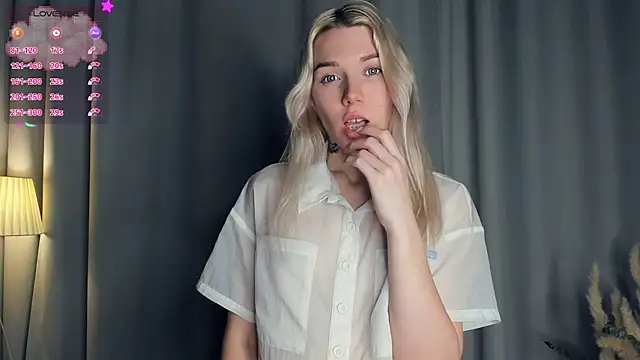 Snapshot of DianeHonnette chatting on October 31, 2025, 7:48 pm DianeHonnette online show from October 31, 2025, 7:48 pm