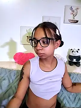 Snapshot of Suzanelee1 chatting on September 19, 2025, 1:12 pm Suzanelee1 online show from September 19, 2025, 1:12 pm