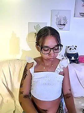 Snapshot of Suzanelee1 chatting on October 1, 2025, 1:44 am Suzanelee1 online show from October 1, 2025, 1:44 am