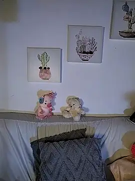 Snapshot of Suzanelee1 chatting on October 5, 2025, 9:24 pm Suzanelee1 online show from October 5, 2025, 9:24 pm