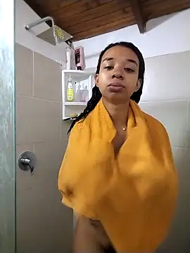 Snapshot of Suzanelee1 chatting on October 21, 2025, 1:34 pm Suzanelee1 online show from October 21, 2025, 1:34 pm