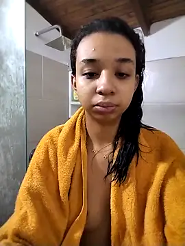 Snapshot of Suzanelee1 chatting on October 28, 2025, 2:20 pm Suzanelee1 online show from October 28, 2025, 2:20 pm