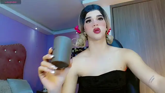 Snapshot of Sophia_Stonee chatting on October 1, 2025, 11:38 am Sophia Stonee online show from October 1, 2025, 11:38 am