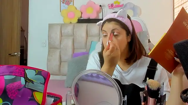 queenalexxa111 online show from December 18, 2025, 5:41 pm