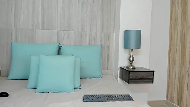 Snapshot of Valeria-Cruzz chatting on October 28, 2025, 12:09 pm Valeria-Cruzz online show from October 28, 2025, 12:09 pm