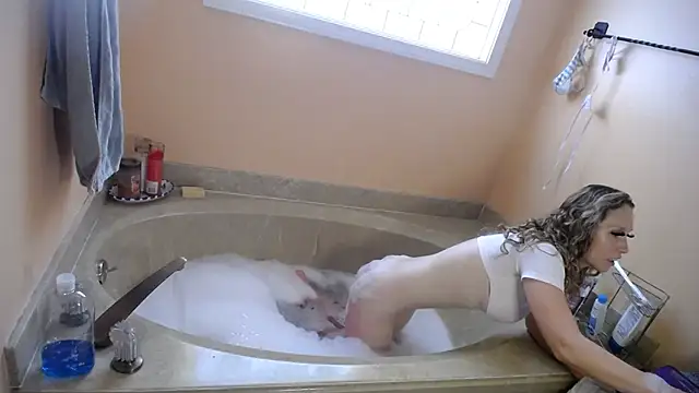 Snapshot of MoonlightMaybell chatting on October 5, 2025, 7:34 pm MoonlightMaybell online show from October 5, 2025, 7:34 pm