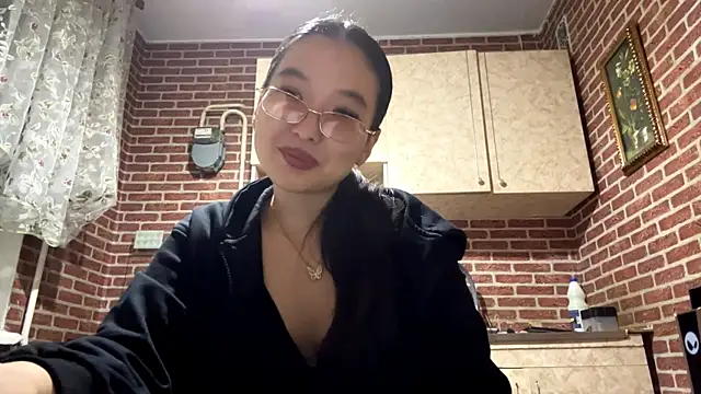 Snapshot of EmmaLeexth chatting on October 1, 2025, 1:50 pm EmmaLeexth online show from October 1, 2025, 1:50 pm