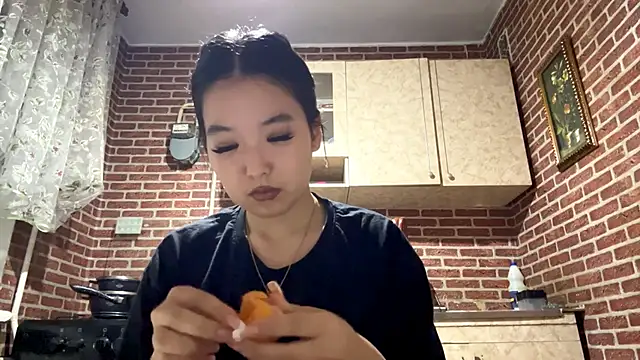 Snapshot of EmmaLeexth chatting on November 4, 2025, 12:59 pm EmmaLeexth online show from November 4, 2025, 12:59 pm